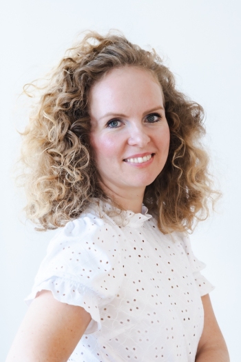 Frau mit Locken